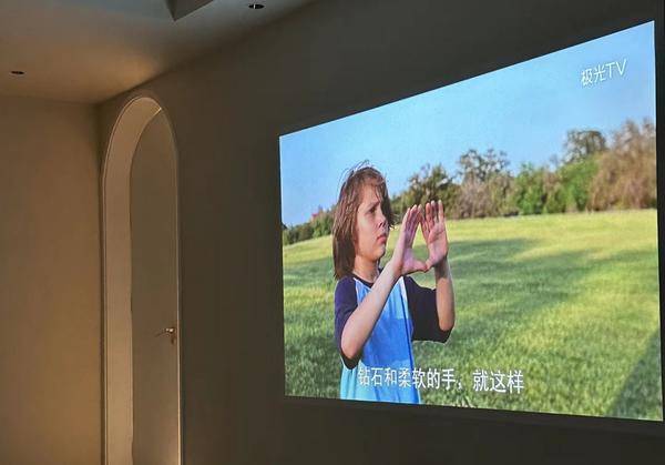 2024年便携投影仪哪款强？亲身体验推荐三款超值便携投影仪(图1)